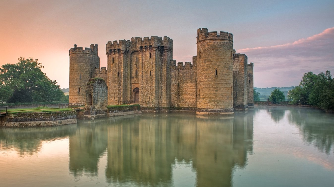 Bodiam Castle (England, 1385)